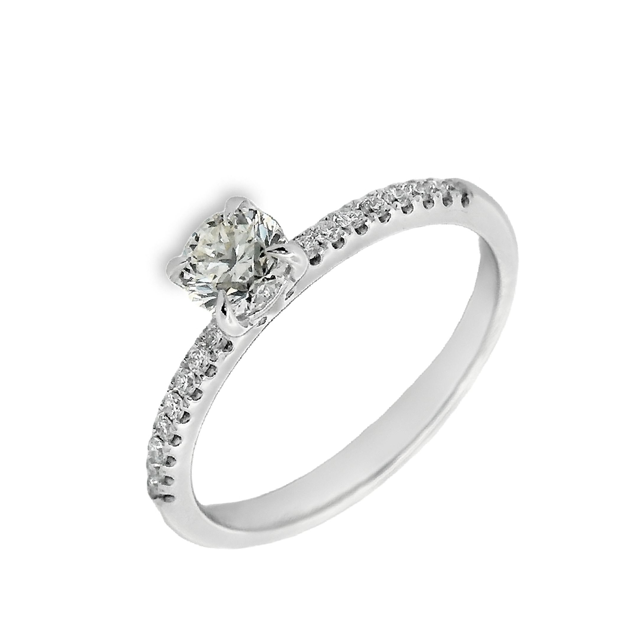 Deze ring van Louis Bros is vervaardigd uit 14 karaat witgoud (2.70 gr.) en is gezet met 17 briljant geslepen diamanten met een totaalgewicht van 0.52ct. Deze adembenemende witgouden solitaire ring is een echt juweeltje. Het schitterende steentje in het midden trekt alle aandacht, terwijl de fonkelende steentjes op de zij kanten een extra vleugje glamour toevoegen. Deze ring straalt elegantie en stijl uit en is perfect om elke outfit compleet te maken. Een tijdloos en betoverend sieraad dat zeker de show zal stelen!
De ring is verkrijgbaar in meerdere afmetingen.

Verkrijgbaar vanaf 0,10crt .
Leverbare goudkleuren: 14/18kts geelgoud, 14/18kts witgoud, 14/18kts roségoud en alle bicolor combinaties.